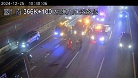 車禍現場一片狼籍，甚至有乘客噴飛車外。（圖／翻攝自國道即時影像）