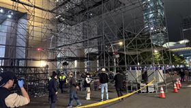 工人從鷹架上摔落。