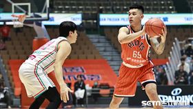 ▲東亞超級籃球聯賽，桃園璞園領航猿盧峻翔傳球。（圖／記者劉彥池攝影）