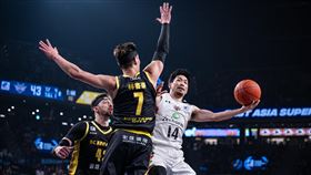 新北國王林書豪對位防守琉球黃金國王射手岸本隆一。（圖／EASL聯盟提供）