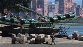 漢光演習登場  淡水河進行河道阻絕設置（1）國軍漢光40號實兵演習22日登場，在衡山指揮所下達演習命令後，下午官兵在淡水河進行河道阻絕設置，國軍於河岸上進行整備。中央社記者趙世勳攝  113年7月22日