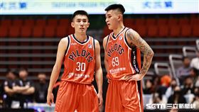 ▲東亞超級籃球聯賽，桃園璞園領航猿白曜誠、盧峻翔在場上交談。（圖／記者劉彥池攝影）