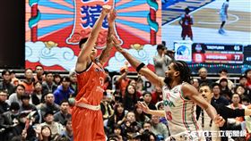 ▲東亞超級籃球聯賽，桃園璞園領航猿盧峻翔在埃文斯（Dwayne Evans）防守下投進三分球。（圖／記者劉彥池攝影）