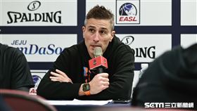 ▲東亞超級籃球聯賽，桃園璞園領航猿總教練卡米諾斯出席賽後記者會。（圖／記者劉彥池攝影）