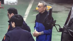 京華城案  北檢提訊柯文哲（1）台北地檢署偵辦京華城案，為釐清相關細節，檢察官19日再度提訊在押的前台北市長柯文哲（右）。中央社記者裴禛攝  113年12月19日