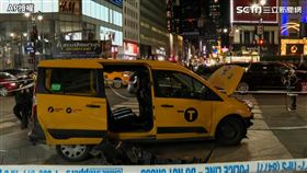 美國紐約市在當地時間25日發生一件車輛衝撞行人的意外，且附近恰巧就是知名地標「梅西百貨」，且由於當天為聖誕節，導致該地聚集不少遊客及民眾，根據初步了解，目前傷者共計7人，當中還包含一名年僅9歲男孩，不過有3名行人認為傷勢沒有生命危險，拒絕就醫。（圖／AP授權）