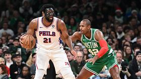 ▲恩比德（Joel Embiid）賽前熱身跌進球場第一排，耶誕大戰無礙攻下30分。（圖／路透社／達志影像）