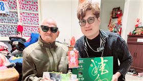 楊哲寒冬探望跟李炳輝拜年。（圖／豪記唱片提供）