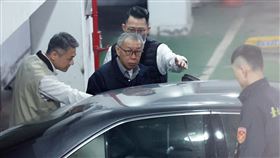 京華城案　北檢再度提訊柯文哲台北地檢署偵辦京華城案，為釐清相關金流等細節，檢察官11日下午再度提訊在押的前台北市長柯文哲（前左2）說明。對於媒體詢問不法所得是否上億元，柯文哲聽到後看了一眼在場記者，並未回應。中央社記者張皓安攝  113年12月11日