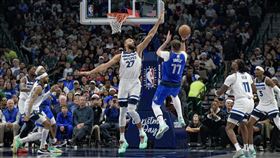 獨行俠一哥東契奇（Luka Doncic）上半場還沒打完就在比賽中傷退。（圖／美聯社／達志影像）