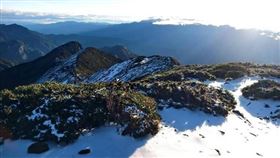▲由於一波又一波的冷氣團不斷肆虐，雪霸國家公園於耶誕夜迎來初雪。（雪管處提供）