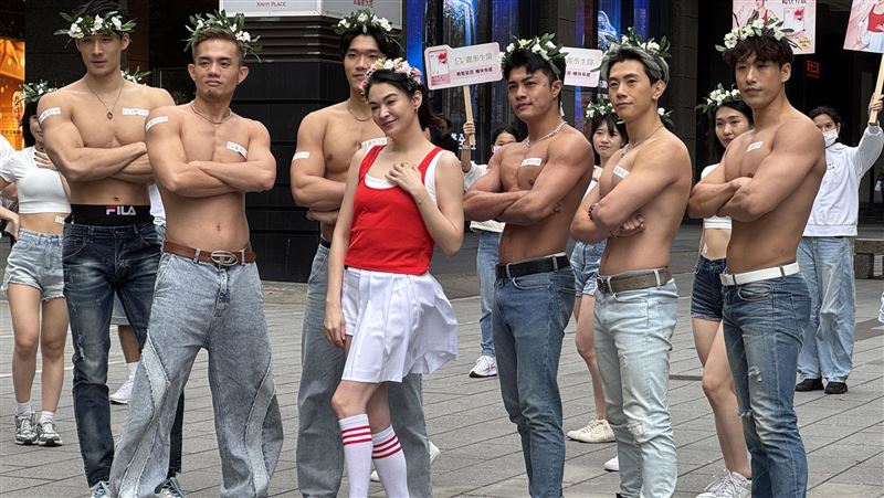 張榕容熱舞6裸男！認了跨年與尪各過各的