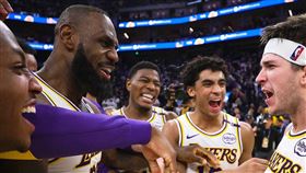 洛杉磯湖人里夫斯（Austin Reaves）在耶誕大戰上籃絕殺勇士還繳出26分大三元，賽後開心與隊友慶祝。（圖／翻攝自湖人隊官方X）