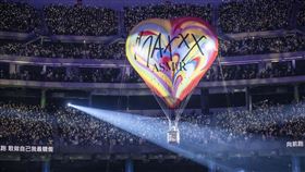 張惠妹大巨蛋演唱會搬出熱氣球。（圖／聲動娛樂提供）