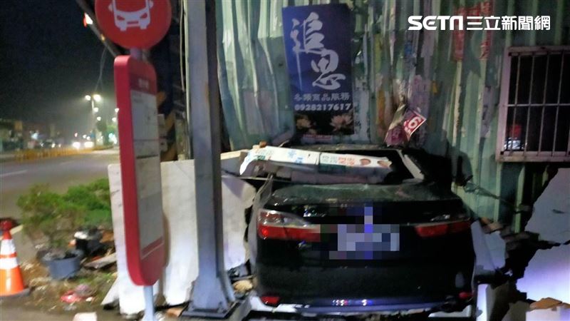 男離奇撞倉庫滿臉血　抬頭看「追思」毛炸