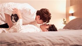 《看見愛》聖誕節撒糖獻大禮，金雲、林宇一路吻進浴室濕身纏綿。（圖／大鴻藝術BIG ART提供）