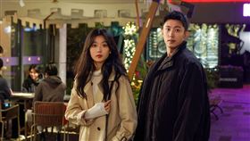 《冬至》黃景瑜與孫千初戀破鏡重圓聯手解懸案。（圖／iQIYI愛奇藝國際版提供）