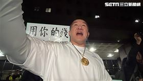 館長在現場高談闊論，遭警方制止。（圖／記者黃翎瑄攝）