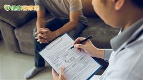 根據臨床試驗，目前標準治療會建議有EGFR基因突變的早期肺癌患者，若為第1B到3A期別，術後需進行輔助型化療，再接續使用標靶藥，有望降低復發風險以達到延長整體存活的目的。