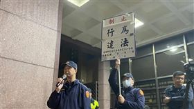 警方第四次舉牌，要求民眾撤離。（圖／翻攝畫面）