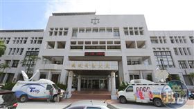 保七2警員帶槍蹺班！在友人家誤擊發子彈