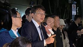 柯文哲獲准交保 場外群眾爆歡呼「法官謝謝你」台北地檢署偵辦京華城案、政治獻金案，台北地院27日凌晨裁定前台北市長柯文哲3000萬元交保，場外聲援民眾得知後瞬間爆出歡呼聲，民眾黨立委黃國昌（中）說，將待銀行營業後籌錢交保。中央社記者黃麗芸攝 113年12月27日