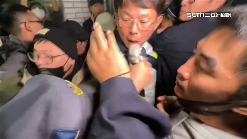 柯文哲接押庭旁聽爭議　黃國昌與警爆推擠
