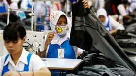 印尼紡織業已經低迷一段時間，截至今年6月，印尼已有21家紡織廠倒閉。（圖／達志／路透社）