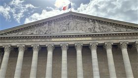 法國國民議會前的巴黎奧運雕像法國巴黎2024年成功舉辦奧運，獲得國際一致讚譽。圖為衝浪、拳擊、射箭等6座運動中的「米洛的維納斯」彩色雕像，而雕像背後，正是今年一切憲政危機的發生場域－國民議會。法國總統馬克宏年中宣布解散國會，導致法國政治、社會與經濟陷入停滯與困惑。圖攝於4月18日。中央社記者曾婷瑄巴黎攝  113年12月27日