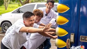 阿緯（左起）、威廉、敖犬合力推1.6噸的遊覽車。（圖／TVBS提供）