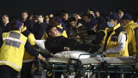 亞塞拜然客機疑似遭到一枚俄國飛彈擊中而墜毀。（圖／美聯社／達志影像）