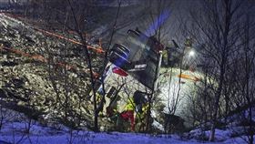 挪威一輛載有多名外國遊客的巴士，衝出路面栽入湖中，造成3人喪生、4人受傷。（圖／美聯社／達志影像）