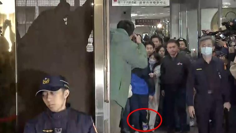 柯文哲穿著藍白拖鞋。（圖／翻攝畫面）