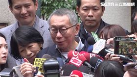 ▲柯文哲交保返家妻子陳佩琪在門口迎接，柯受訪時依偎在身旁，當柯說在獄中看很多書，妻子陳佩琪回說我送了好多書過去