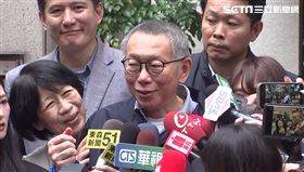 ▲柯文哲交保返家妻子陳佩琪在門口迎接，柯受訪時依偎在身旁，當柯說在獄中看很多書，妻子陳佩琪回說我送了好多書過去