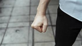 桃園又爆校園衝突事件，2名高中男學生在平安夜當天因故起口角，雙方將學校當作格鬥場大打出手，吸引不少學生圍觀。（示意圖／擷取自TPG達志影像）