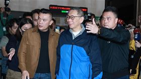 柯文哲27日交保，面帶微笑走出台北地院。（圖／記者鄭孟晃攝影）