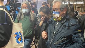 台北市議員應曉薇步出法院時掩面哭泣。（圖／記者楊忠翰攝影）