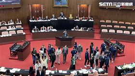 王義川拍桌黃國昌，立法院衝突（圖／記者高逸帆攝影）