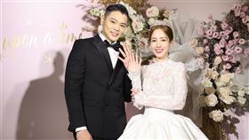 愛雅（右）跟老公今天補辦婚宴。（圖／記者鄭孟晃攝影）