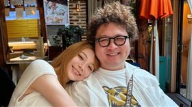 納豆11月在節目出外景時，在沖繩向依依求婚。（圖／翻攝自納豆 IG）