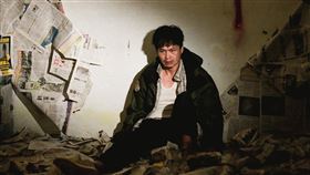 Tickle Tickle癢癢〈牧羊人ê報仇〉MV特邀黃鐙輝演繹邊緣人悲歌。（圖／笨道策展提供）