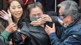 應曉薇交保離開地院　哭喊沒有貪污（1）台北地檢署偵結京華城等案，台北地院27日清晨裁定被告國民黨台北市議員應曉薇（中）等5人交保並限制出境等。應曉薇下午近4時交保後步出法院，崩潰哭喊「我沒有做錯事」、「我沒有貪污」。中央社記者裴禛攝　113年12月27日