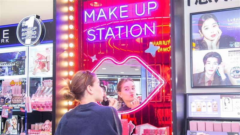 她進美妝店「15分完妝」網驚：試用品敢用