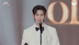 金秀賢奪AAA大賞，對金智媛隔空示愛，超害羞。（圖／翻攝自tvN