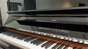 鋼琴https://www.facebook.com/photo?fbid=998854878910531&set=a.559680422827981&locale=zh_TW