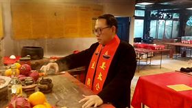 下個月即將迎來農曆新年，陽明山姜太公道場請示金蛇年國運籤，卜出中卦，姜太公賜予「砍兌」卦，指示金蛇年兩岸關係及國際局勢格外動盪不安，朝野各黨派必須以百姓利益為首要考量，深刻反省克制，否則國內政局衝突、對立將更加嚴重，不但「國不泰、民不安」，更示警兩岸有可能隨時走向戰爭邊緣。