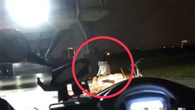 流浪的王男佔地為王，甚至持危險物品恐嚇民眾。（圖／警方提供）