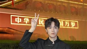 黃崴崴以手勢遮擋標語巧妙變成「中華民國萬歲」。（圖／翻攝自黃崴崴 IG）