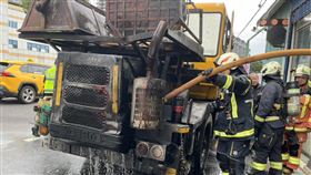 整台機械車突然拋錨，下車查看竟成火燒車。（圖／警方提供）